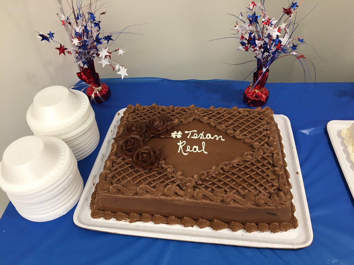 SamHoustonHS's tweet image. Celebrating our first week of our new #9GC and the 2017-18 school year! 🎓🎓#TexansKeepItReal