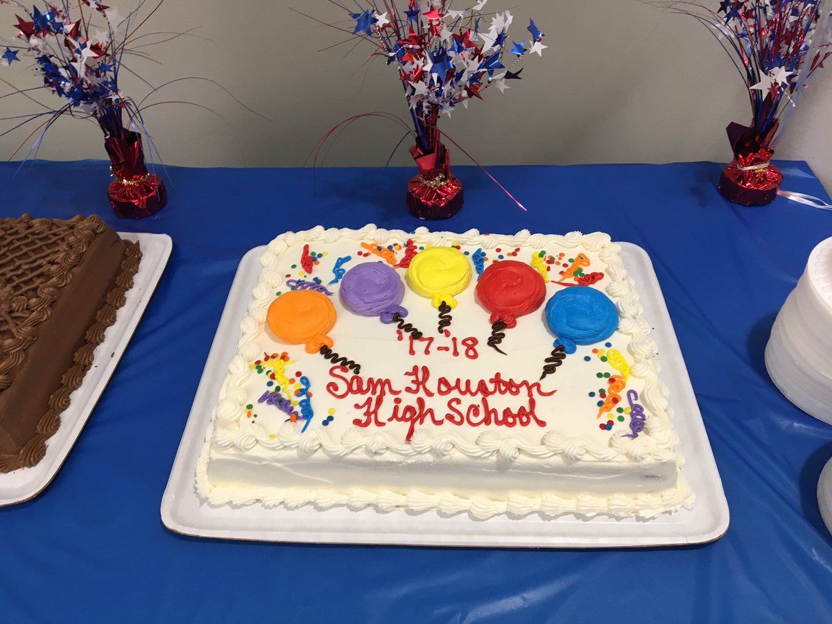 SamHoustonHS's tweet image. Celebrating our first week of our new #9GC and the 2017-18 school year! 🎓🎓#TexansKeepItReal