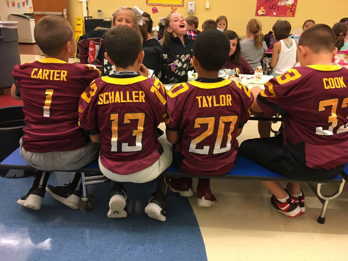 Walking through the cafe... Elda students are ready! #beatbadin #RossRams  <a href="/RossRams1/">Ross High School</a> <a href="/WinTheDay_RRFB/">Coach Commins</a>