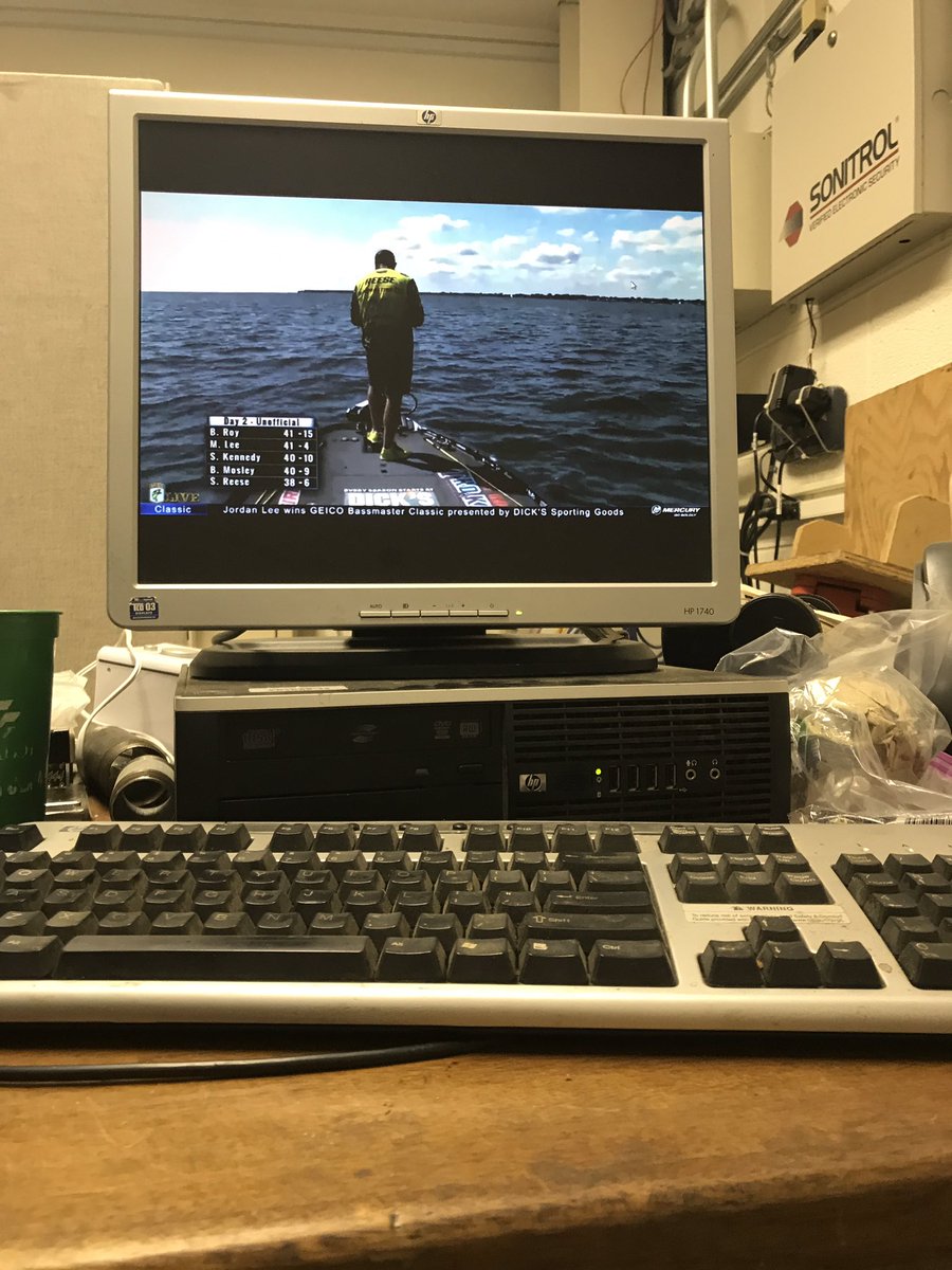 rod_breaker's tweet photo. Stuck at work so I might as well watch fishing. #BassmasterLIVE #bassfishing #bass #fishing #lakestclaire https://t.co/xo0nM45BM7