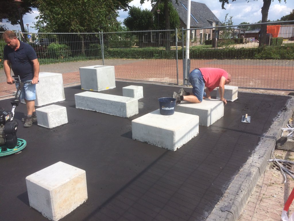 Gisteren met dorpsraad Poederoijen en  @Wijkagt_Hendrik dorpsschouw gehad. Plein voor dorpshuis vordert.