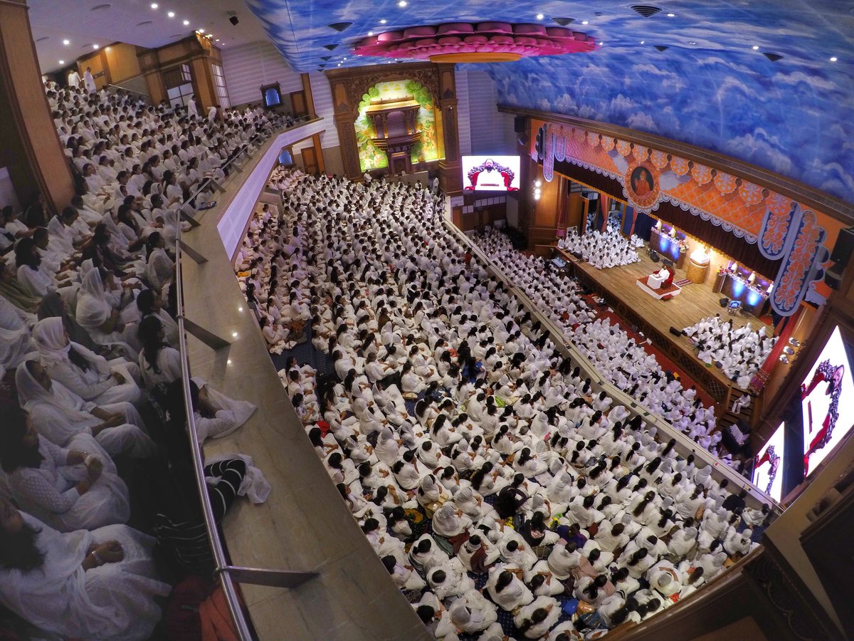 SRMDharampur's tweet photo. In #PujyaGurudevshri's divine aura, the last day of #Paryushan, #Samvatsari witnessed 1000s immerse in spirit of forgiveness thru Alochana! https://t.co/OA7r2ajm4u