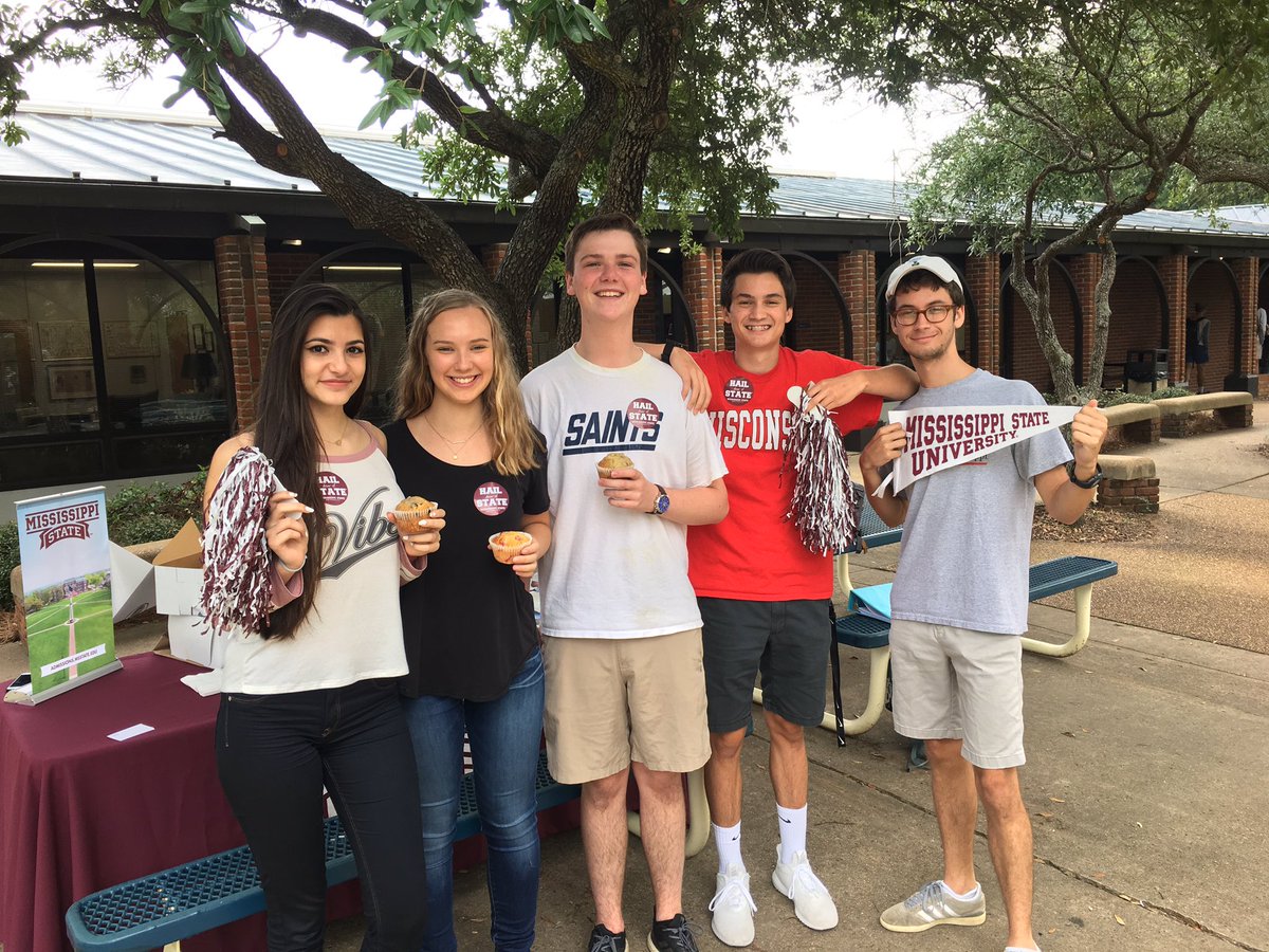 maroon Friday muffins to kick this weekend off on the right foot with <a href="/standrewsms/">St. Andrew's School</a>! #WeRingTrue #HailState #choosemsu