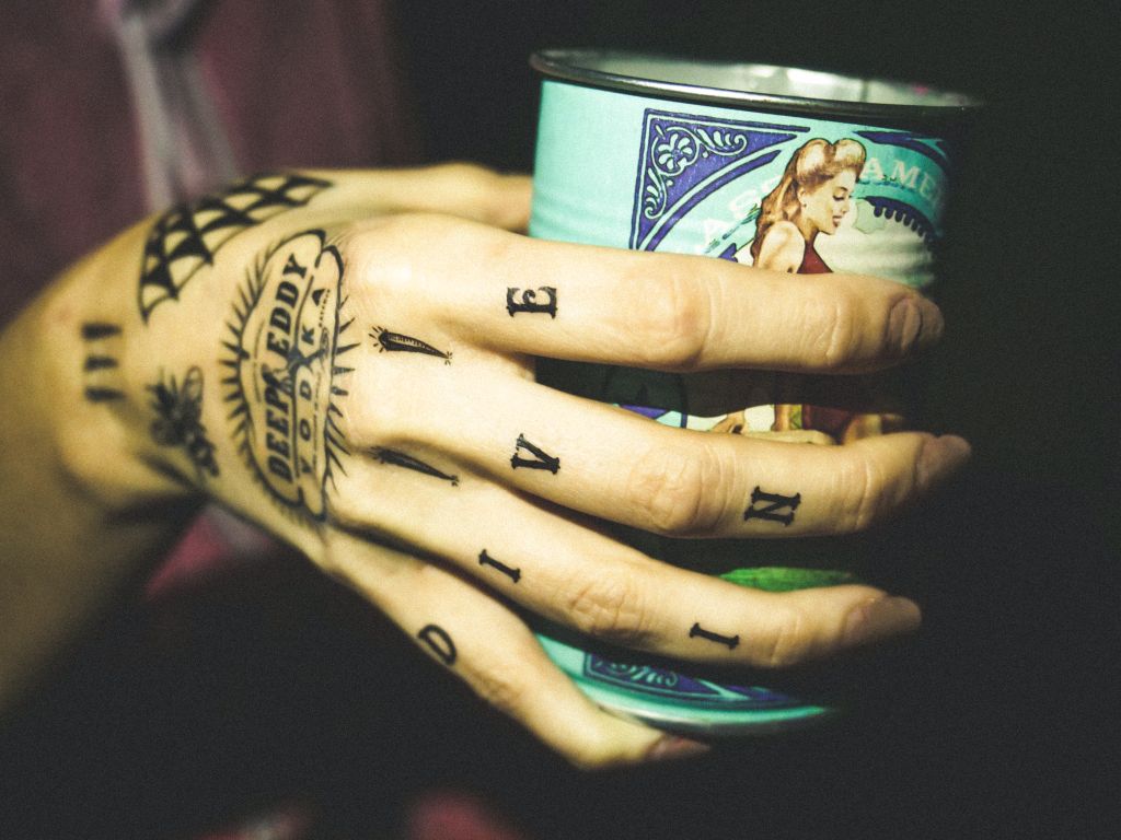 itsnotdeadfest_'s tweet photo. AUSTIN MULE :: perfect to mix w/punk
2 oz @DeepEddyVodka
1/2 oz lime juice
4 oz ginger beer
Lime garnish

#MixWithMusic #DeepEddyVodka #ad https://t.co/eFUl2eQJ46