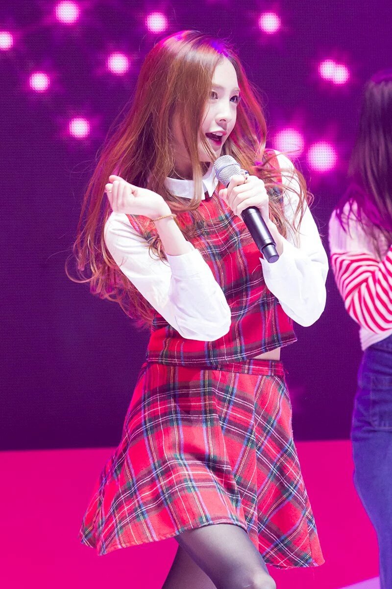 WM_Emily95's tweet photo. #WMROOKIESHOW ㅡ kakinya yang tertarik ke samping.

https://t.co/tuqPbyf1Sj

  "Dul bodan hana dwieoㅡ" kedua tangannya lurus ke samping ㅡ