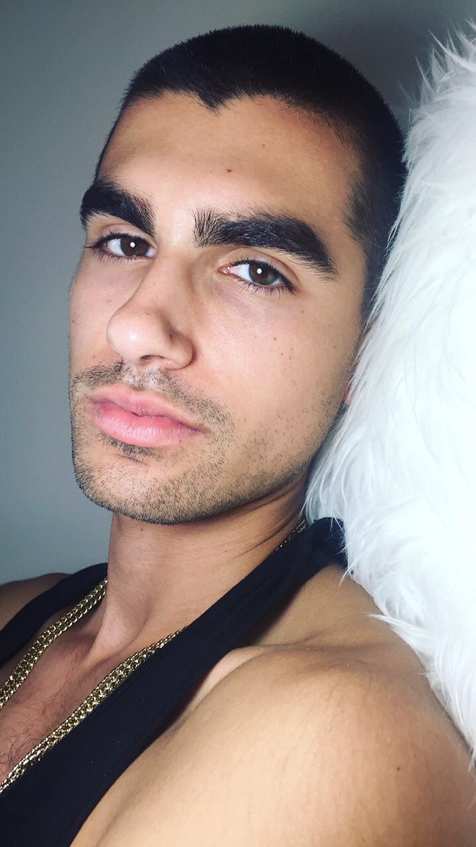 Davidxmarquez_'s tweet photo. The weekend has officially started 😎 
#HappyFriday #selfie #weekend https://t.co/E2TRyaMX0A