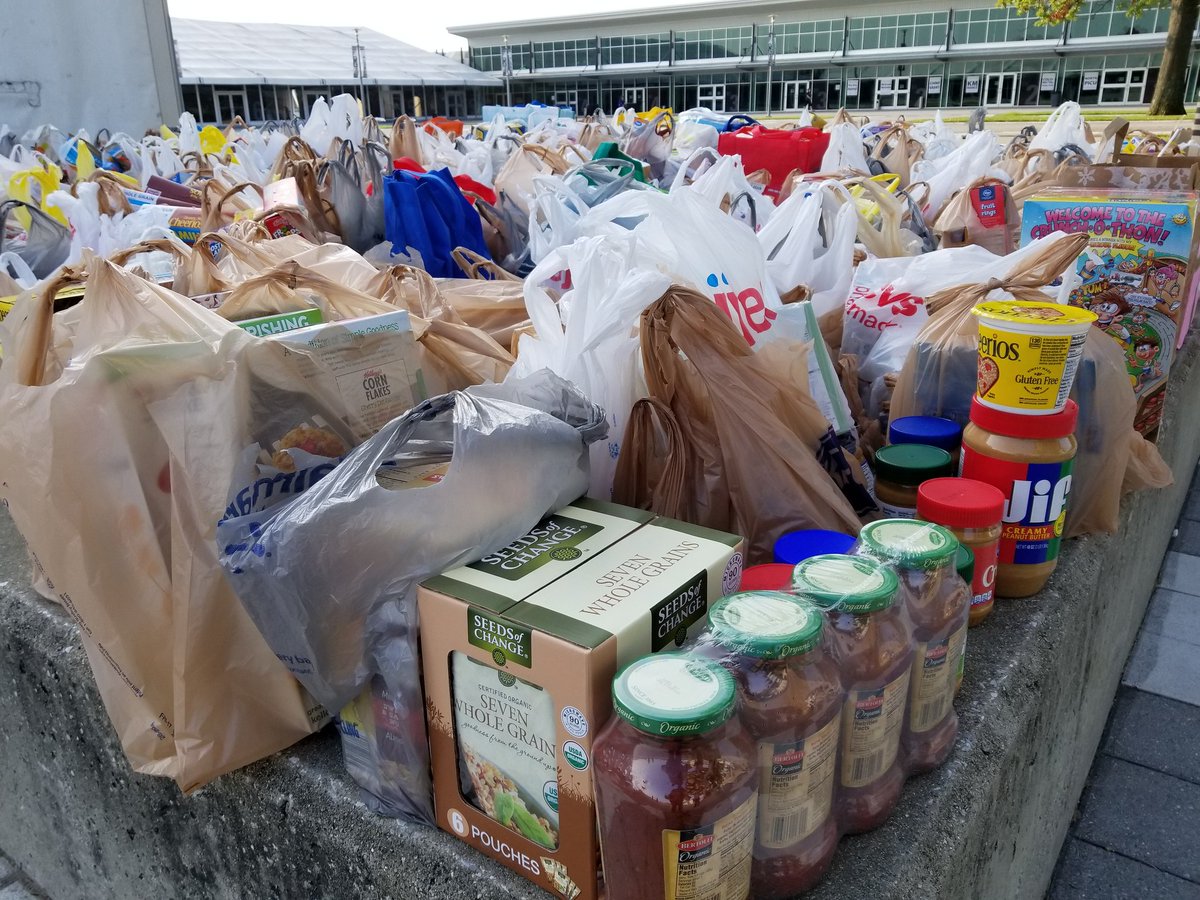 CHNw's tweet photo. Food drive donations are being loaded up. Thanks for helping stock food banks! #CommunityLDI #servantleadership https://t.co/Dxa7rL1sbz