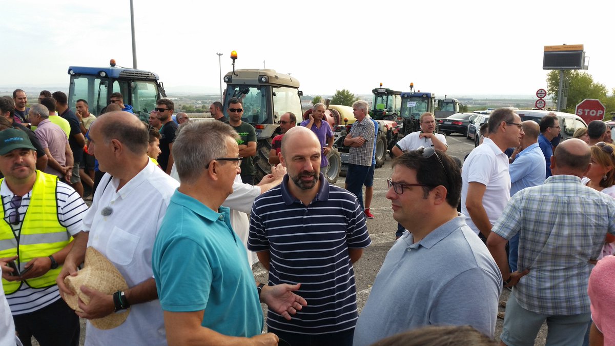 fgambus_eu's tweet photo. #pagesos estan patint fa +3 anys crisi #fruitadolça pel #vetorus. Seguim al seu costat reclamant mesures a la #UE.
📝https://t.co/VoxsHYrGxR https://t.co/IHkH6iyC54