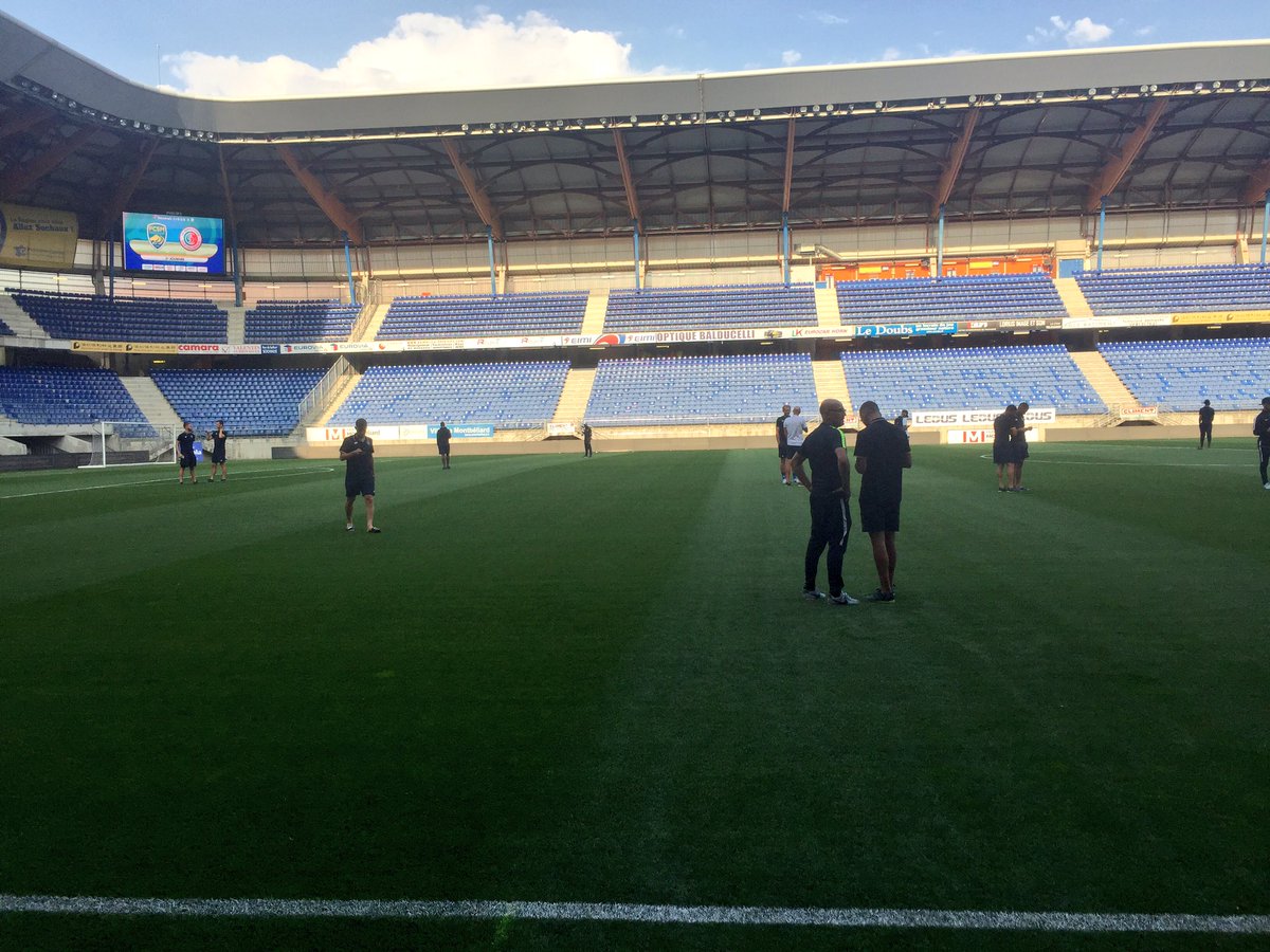 FCSM_officiel's tweet photo. 🚌 Arrivée des joueurs des deux équipes sur une pelouse de #Bonal ensoleillée et en très bon état. #FCSMLBC https://t.co/SvqHkpz3Cc