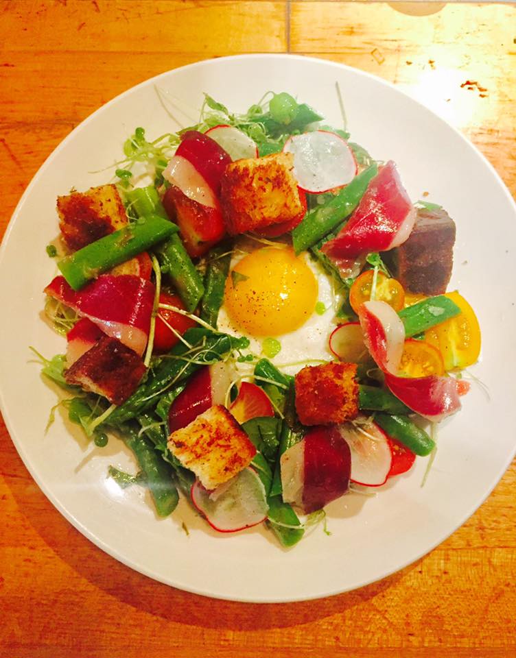 Au menu <a href="/LaikaMontreal/">Laïka Montreal</a> : : :
Salade d'asperges, magret de canard séché, radis, tomates, pain brioché, oeuf au plat