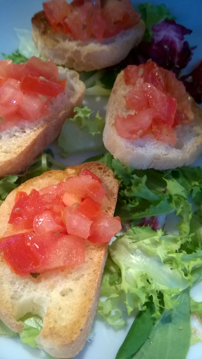 BarGluck's tweet photo. E' con #ingredienti semplici che si realizzano #pietanze deliziose. #bruschetta #Tomato #bread #traditionalcuisine #italianfood #apetizer https://t.co/lZOcK5NUoJ