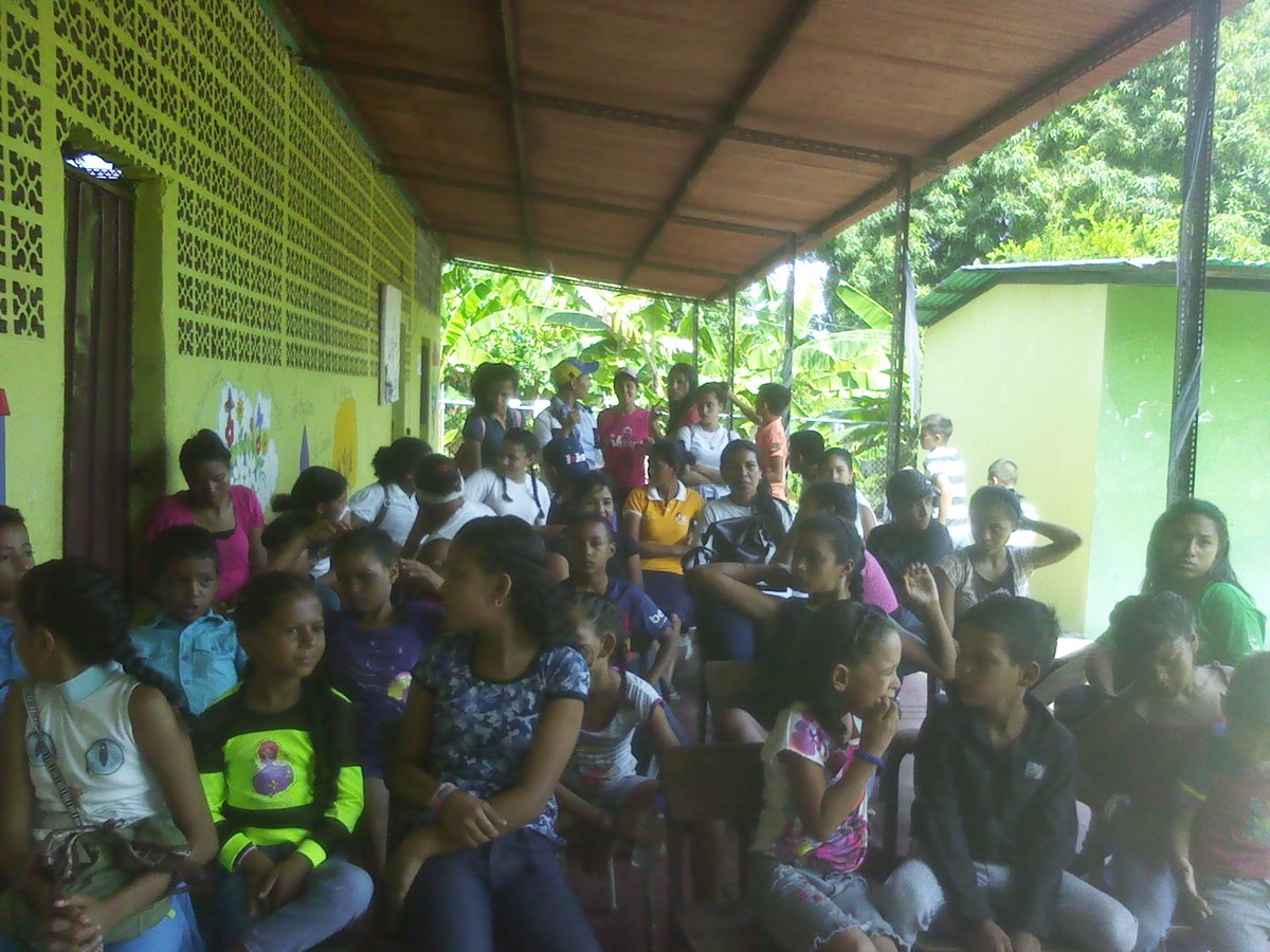 sccbittrujillo's tweet photo. Charla sobre el uso y cuidado de las Canaima en el #PlanAgostoEscuelasAbiertas Tutoras CBIT Mcpio Andrés Bello @fundabit @RCcbit_trujillo https://t.co/OO0fqfi1CH