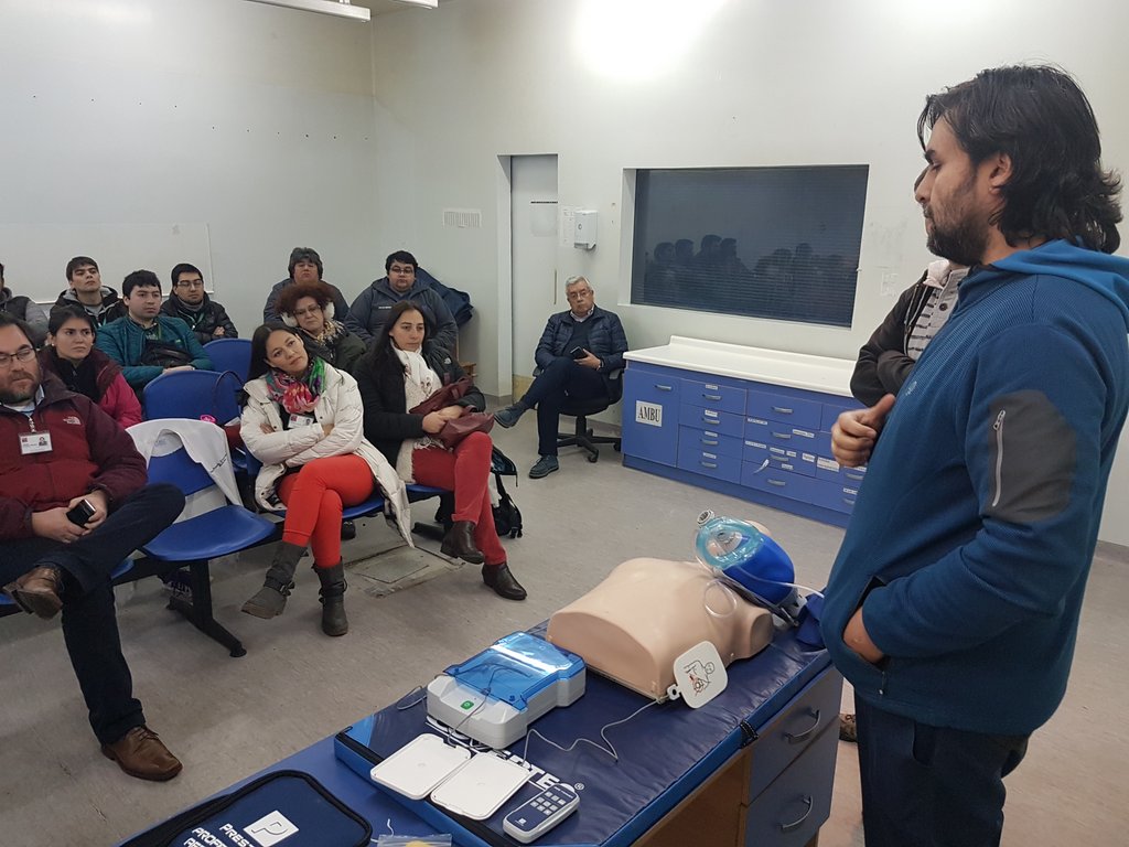 SSDelReloncavi's tweet photo. Funcionamiento centro de simulación clínica. Capacitación reanimación básica a funcionarios HPM y Palena @ministeriosalud @comunicacionHPM https://t.co/6OVTVhSDUN