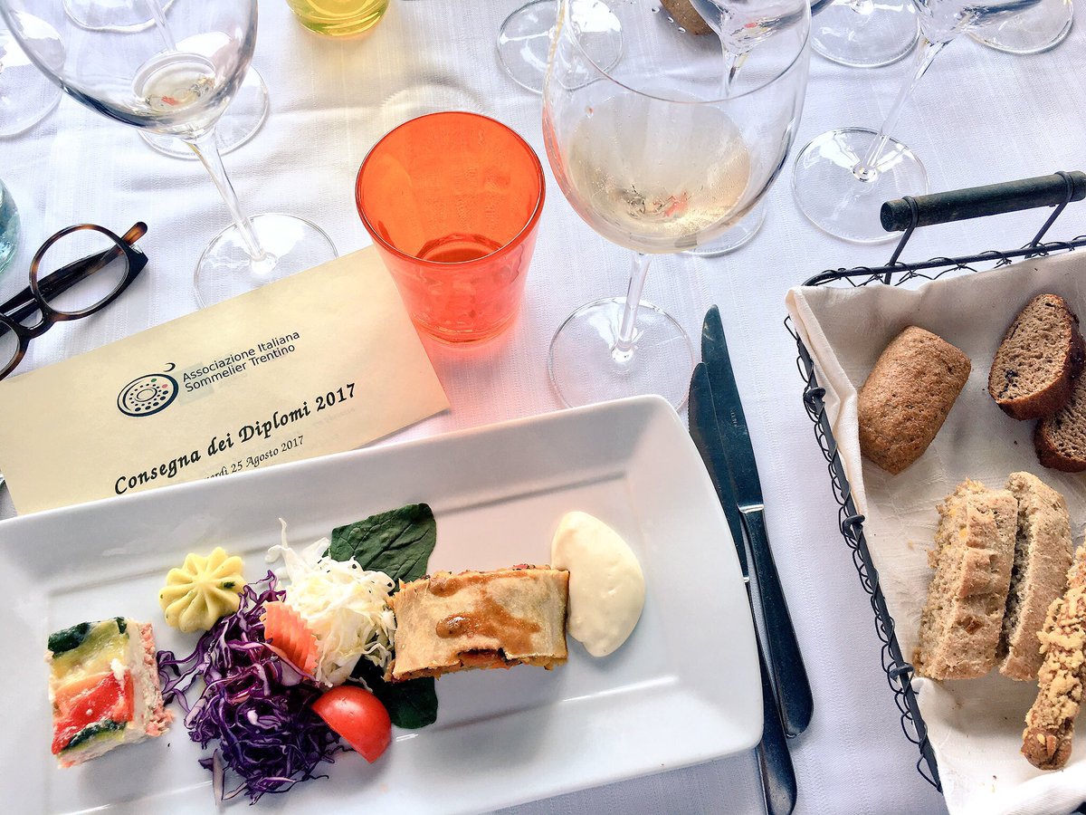 GiuliaTravaglia's tweet photo. Le migliori vittorie, le più grandi soddisfazioni sono quelle per cui ci si è spesi completamente. #aistrentino #sommelier https://t.co/ctynomoi5O