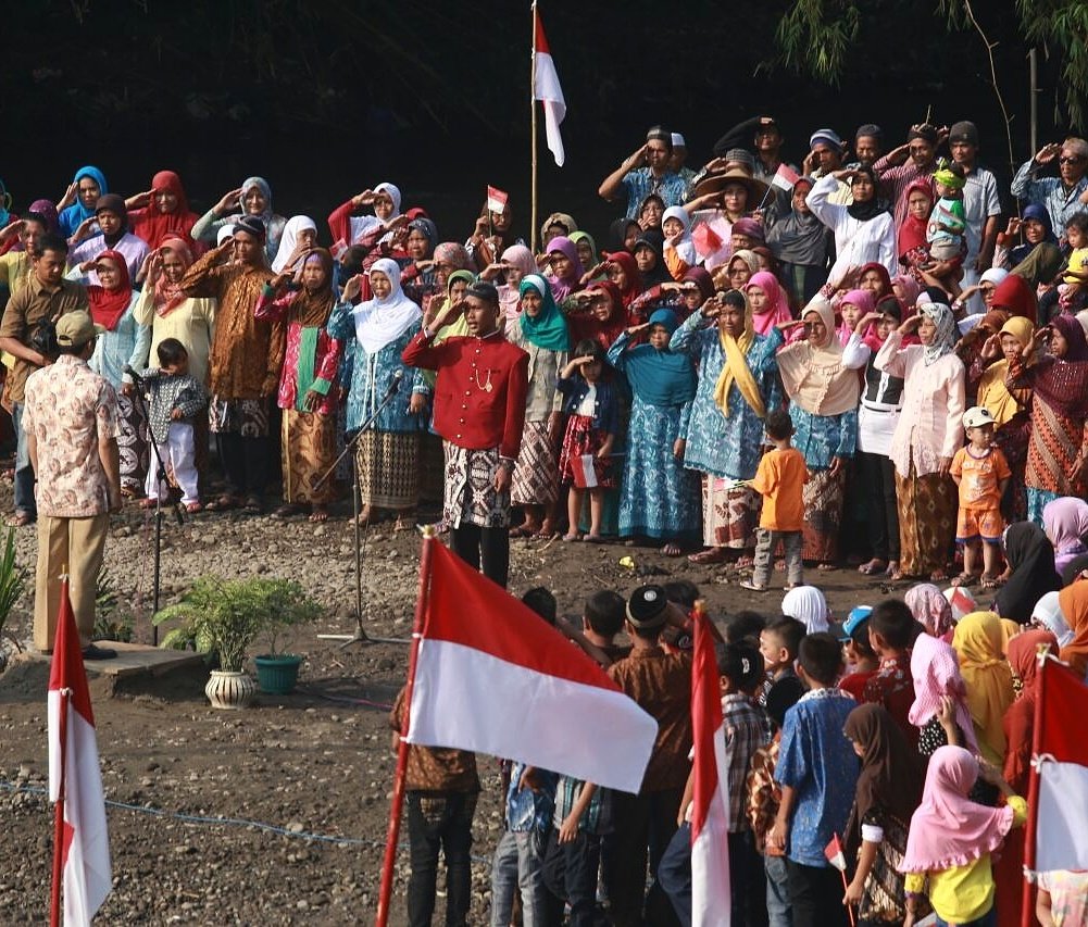 SambadoBla's tweet photo. Para warga berbagai profesi khidmat ikuti upacara bendera di pinggir sungai Yogya @HokBen #hokbencalendar https://t.co/9jqmcLLqi2