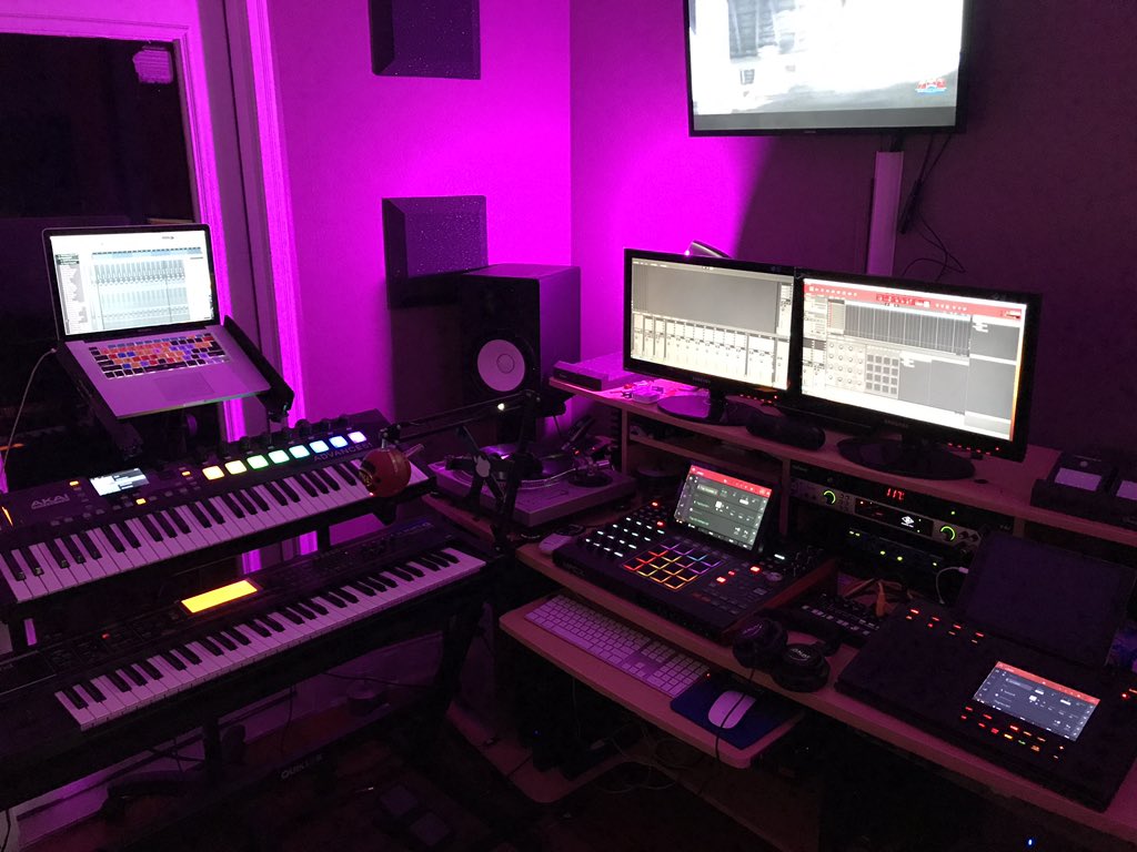 BULLETHEADBEATZ's tweet photo. @petegoodliffe @SamsungUS #AKAI #MPCX #MPCTOUCH #AKAIADVANCE61 #ROLANDJUNOG #UADAPOLLO #YAMHAHS8 #KORGVOLCAKICK #StudioOnePro #FLSTUDIO #REASON #AKAIVIP #WAVES #PT12😎 https://t.co/BMUUf58dxT
