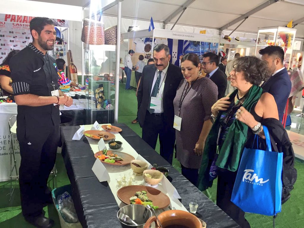 utvco's tweet photo. En #CumbreAlcaldes2017 estudiantes de @gastroutvco muestran la riqueza gastronómica de #Oaxaca. #TalentoUTVCO #Hidalgo @HectorArreolaS https://t.co/GvB0edeGqb