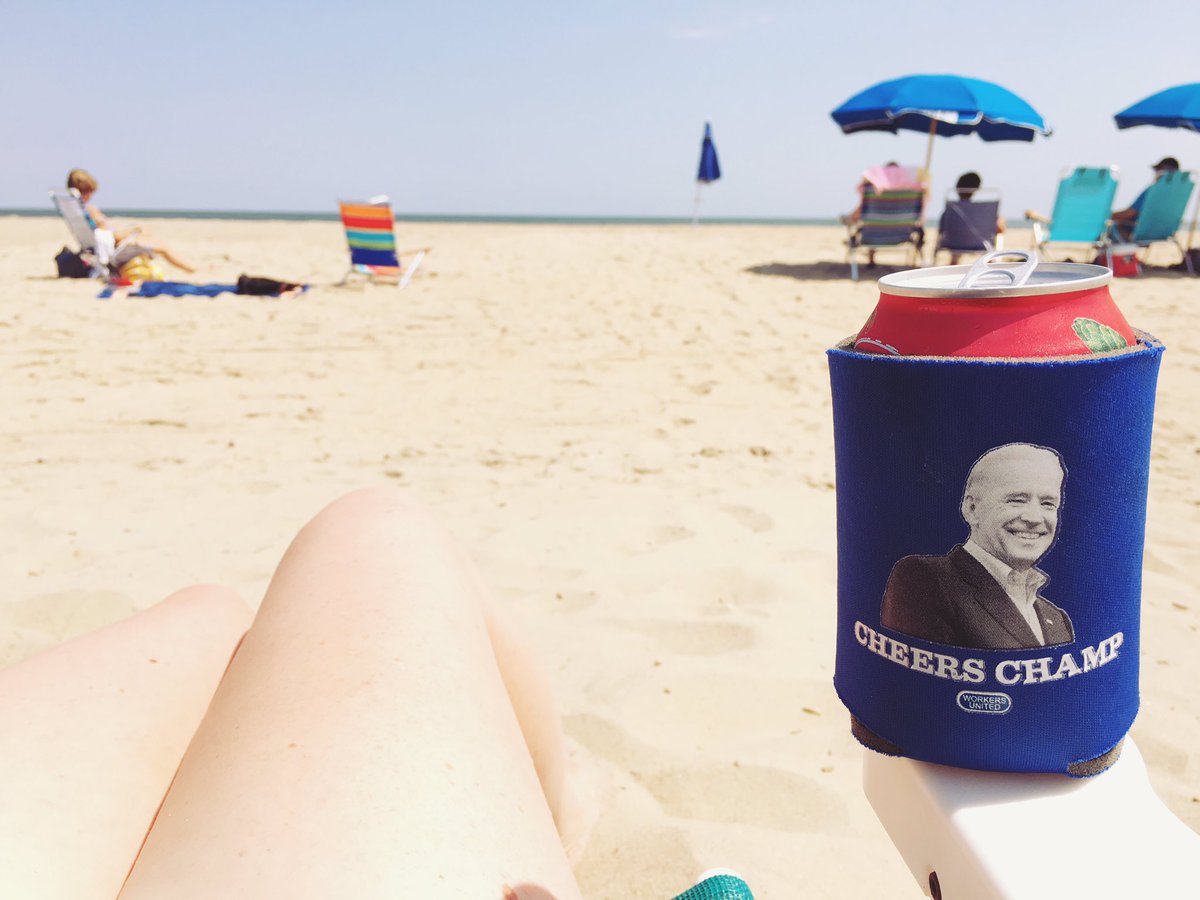 maybemanders's tweet photo. When in @JoeBiden country. ❤️🍻 #cheerschamp https://t.co/dDTAD1NZy7