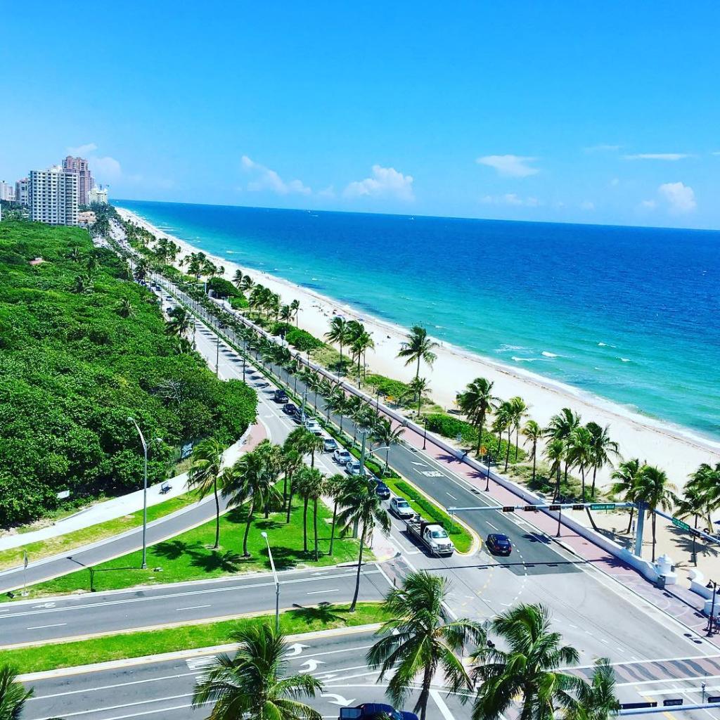 waze's tweet photo. A Florida summer: 🌴 ☀️ 🌊 for as long as the eye can see. Now that’s a #WazeRoadTrip worth taking.  

Insta 📸: dia583 https://t.co/QeviddByNC