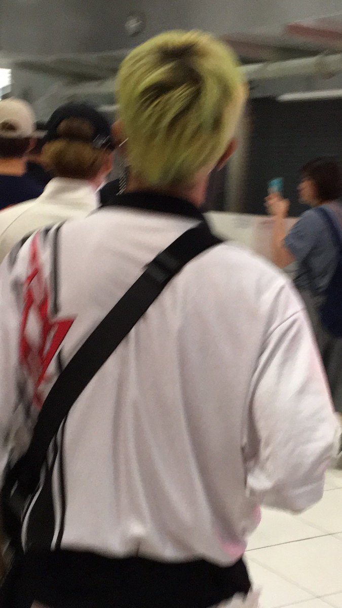 WchrPuix's tweet photo. บอกให้เพื่อนผช.ถ่ายรูปมาให้ เพื่อนถามใช้ไอ้หัวเขียวนี้ไหม 555555555555 ฮืออ ใช่จ้า ผัวกูเอง #SawasdeeWINNER #WelcomeWINNERtoThailand https://t.co/yAc9IXSP8o