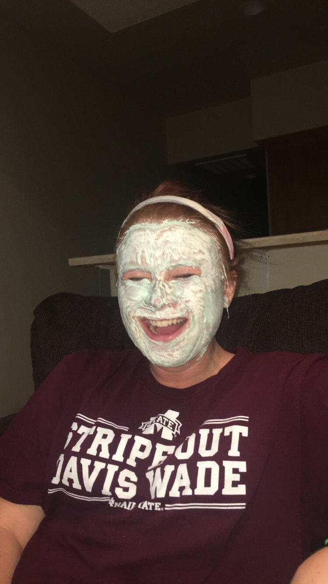 LeAnneLoftus116's tweet photo. Who wore it better? #thinlayer #hellloooo @katebnowell https://t.co/CmgWkmMPq6