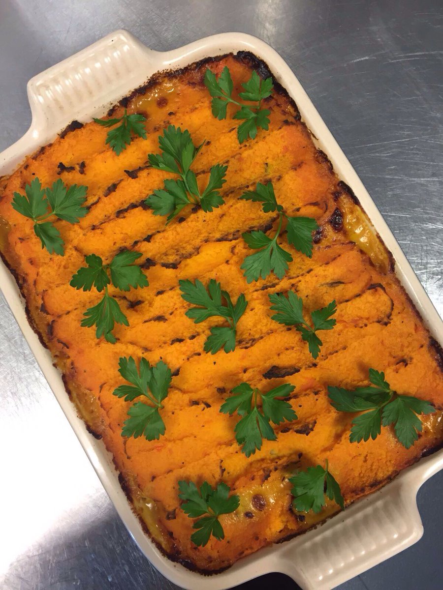 Leafi_uk's tweet photo. At @foyles we offer plenty daily options for your lunch break! This creamy tray is a delicious smoked salmon with carrot mash https://t.co/D7L52OkMpf