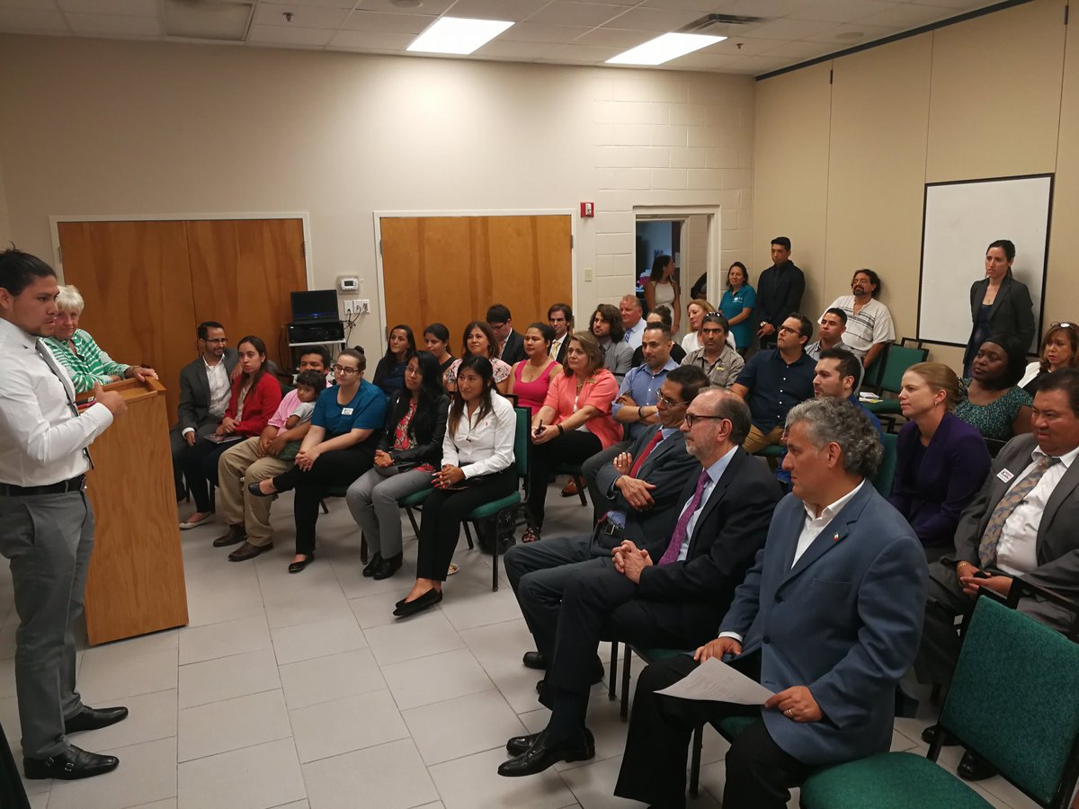 ConsulMexOrl's tweet photo. Dreamers y DACAs mexicanos que estudian en EU.UU. gracias a #IMEBecas y #HOPECommUnityCenter conversan con el Subsecretario Carlos Sada https://t.co/isNCgFb9Xz