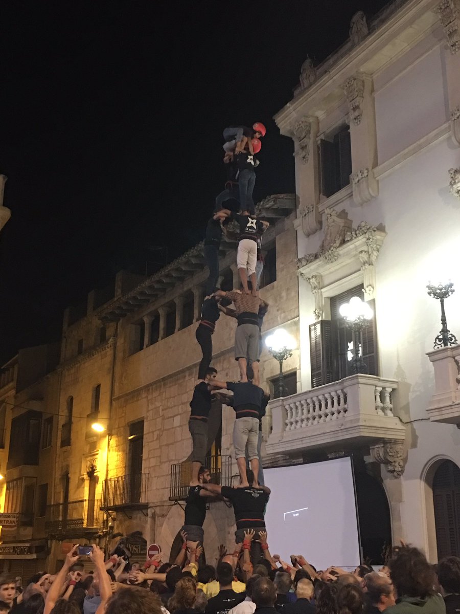 Assaig dels @Verds a plaça! La diada de Sant Fèlix es a tocar! 👏🏼 #prefm #castellers #proves #stfelix #5dies #pintamoltbé #somelpeu