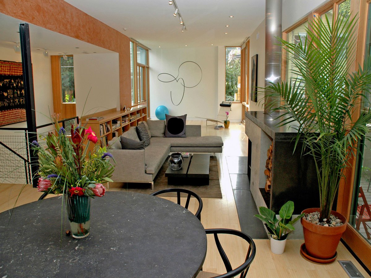 RoomLeopard tweet media