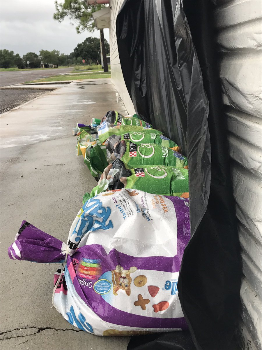 Courtney_Fisch_'s tweet photo. As seen in #BlessingTX: cat food 🐱sandbags. #dowhatworks #QuiltStore #Harvey #TXtour #abc13 https://t.co/KZF9okJrgy