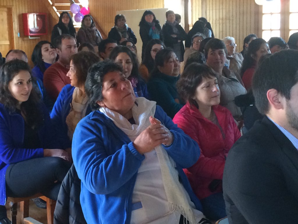 gladysa9's tweet photo. En 7 aniversario Cecof Rilán se realiza reconocimiento Fanny Barría Téc enfermería 33 años trabajando al servicio de la comunidad del sector https://t.co/YqoqW2r3Mw
