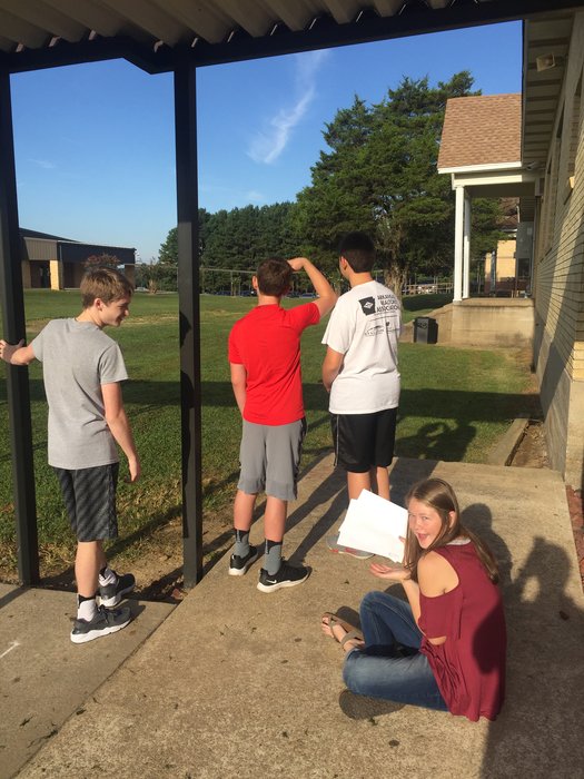 RoseBudRamblers's tweet photo. Students in @StephWortham class observing and illustrating living organisms on our campus. #Science #EndOfWeek2 #WhateverItTakes https://t.co/oqvpEqpEpk
