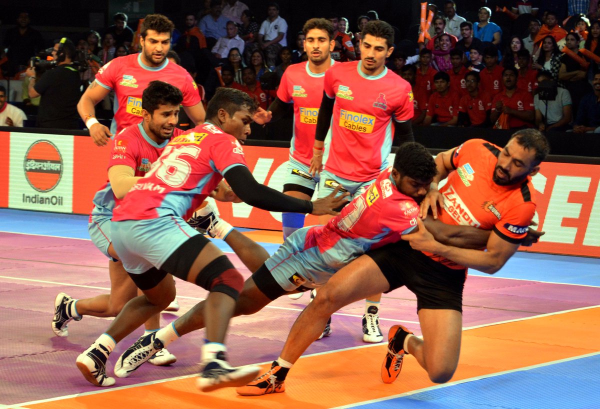 ProKabaddi's tweet photo. Here are some of the best shots from an all-action first day of the Mumbai leg, which saw two thrilling encounters! #VivoProKabaddi https://t.co/tg48q7XAk0