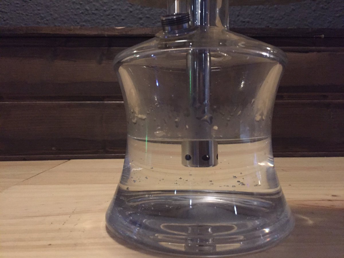 CarlosPT93's tweet photo. @wismichu a la Shisha tienes q ponerle agua justo por encima del difusor, si le pones más echaras poco humo!!! https://t.co/IBbR6aTxuI