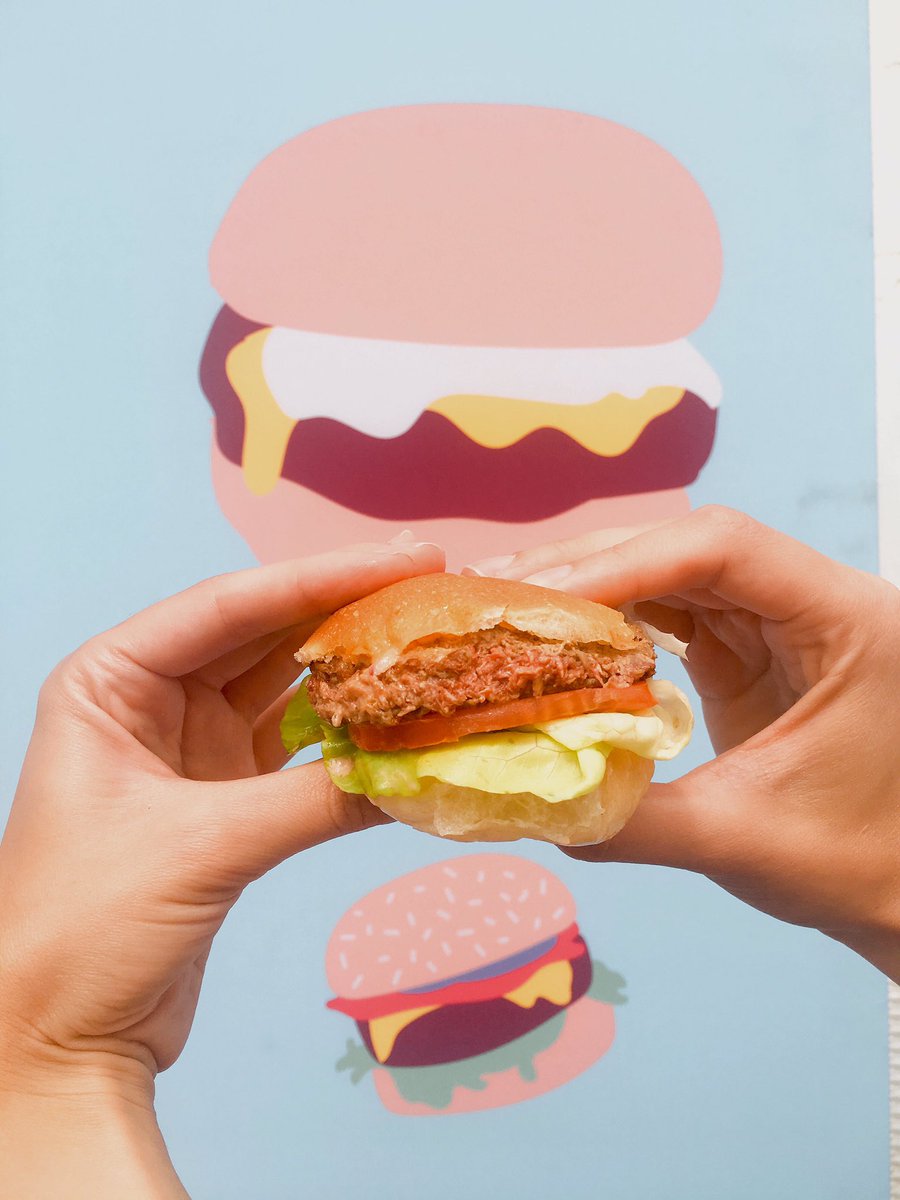 ReimagineFood's tweet photo. If in #NYC these days, do not miss the #ImpossibleBurgerFest. We didn't! #ImpossibleButTrue @ImpossibleFoods #futureoffood ❤️🍔🍔🍔🍔🍔❤️ https://t.co/g2k9GKvIek