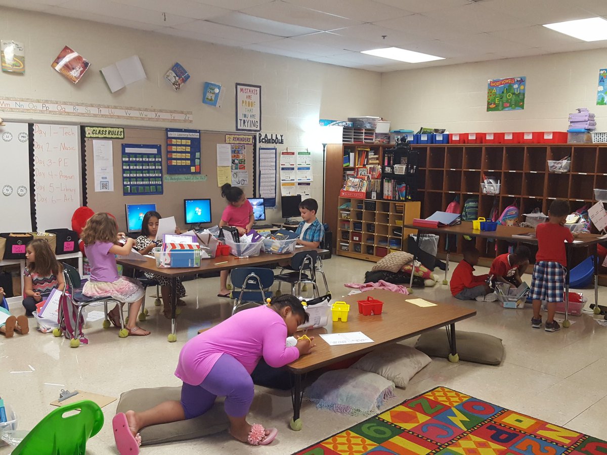 we4rblesd2's tweet photo. @howellprincipal @rhowellap #1718WashingtonWarriors preparing their game cards for #1morethan we r #growmaury because #buildfluency https://t.co/WvSTcO1fIh
