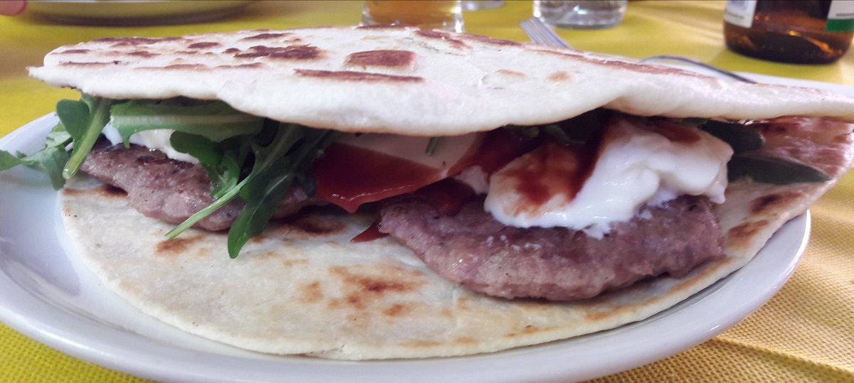 Markollen's tweet photo. Vero #streetfood romagnolo. Oggi? "Burgilde" ebirra #Amarcord. Binomio perfetto 😉 #piada #rimining https://t.co/9gtSjufcfi