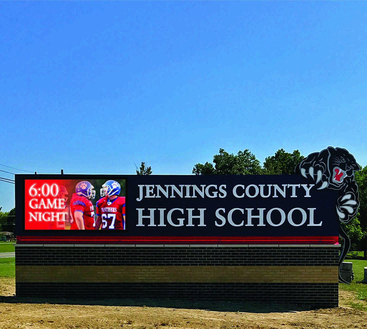 GreenSignCo's tweet photo. Yesterday was an amazing morning to install an custom sign for Jennings County High School! #JCHS #GreenSigns https://t.co/Dv0ETmt42d