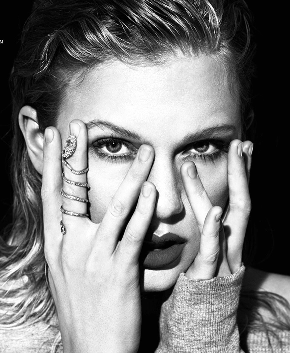 taysevolution's tweet photo. 2012: "He calls me up &amp; he’s like: I still love you"
2017: "The old Taylor can’t come to the phone... cause she’s dead” #LookWhatYouMadeMeDo https://t.co/QfRZvC9ynF
