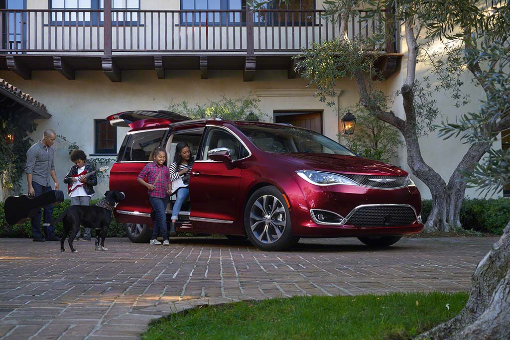 Atlantic_CDJ's tweet photo. Grab the whole family and explore #LI in a 2017 Chrysler Pacifica Hybrid! https://t.co/z3ilyqd1CP