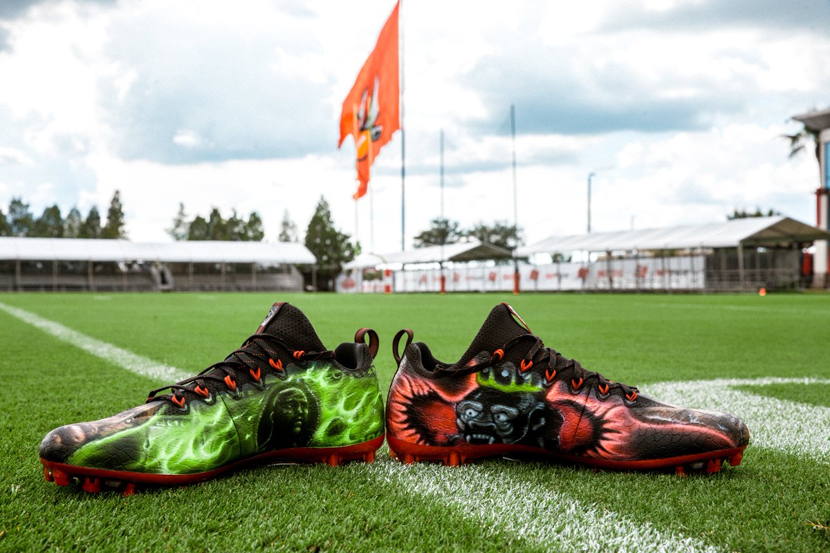 HulfishProject's tweet photo. @TBBuccaneers George Johnson will be practicing with some heat on his feet!  #mcgregor #Mayweather @danawhite @espn @Nike @JennaLaineESPN https://t.co/GnG0wnWWTW
