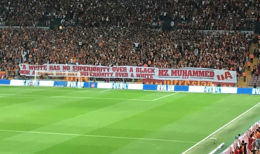 ultrAslan's tweet photo. PANKART | BEYAZIN SİYAHA, SİYAHIN BEYAZA ÜSTÜNLÜĞÜ YOKTUR. 

HZ. MUHAMMED (S.A.V.) https://t.co/cSNQXjNrn4