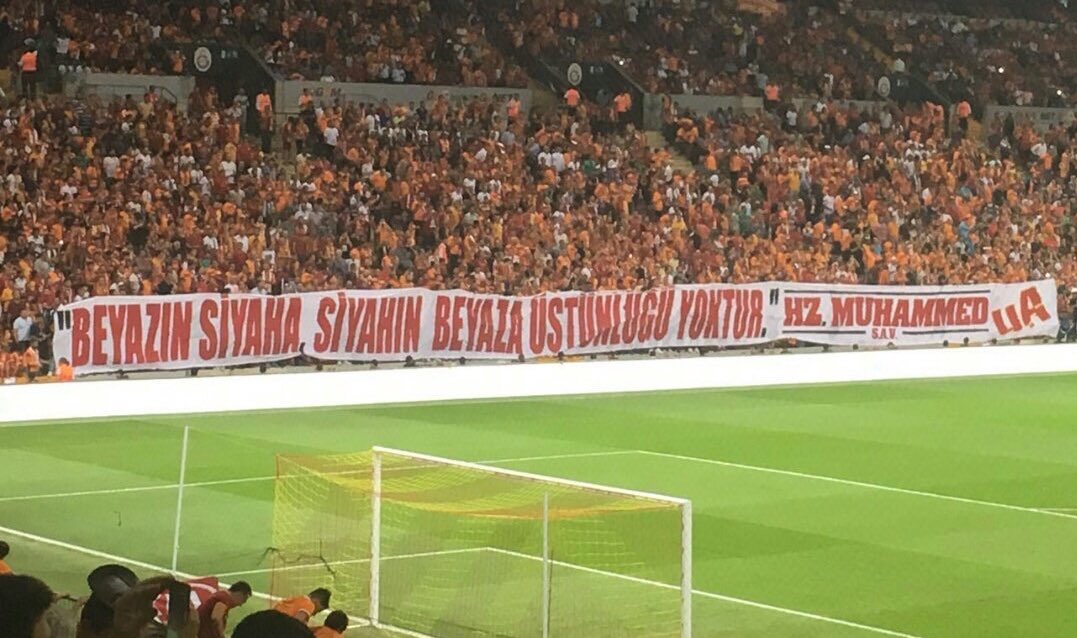 ultrAslan's tweet photo. PANKART | BEYAZIN SİYAHA, SİYAHIN BEYAZA ÜSTÜNLÜĞÜ YOKTUR. 

HZ. MUHAMMED (S.A.V.) https://t.co/cSNQXjNrn4