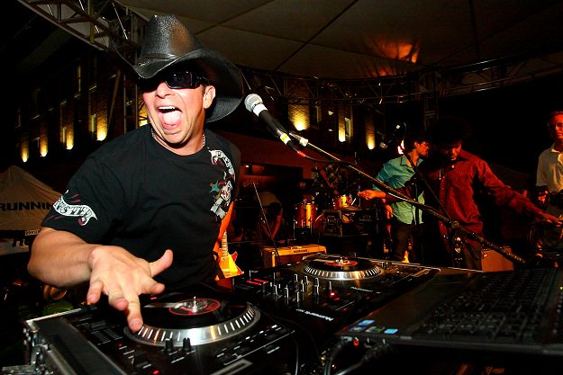 Just a few short hours and <a href="/MattySexton/">Matt Sexton</a> is BACK on the stage he helped start... <a href="/ParkStreetFest/">Park Street Festival</a> <a href="/ArenaDistrict/">Arena District</a>