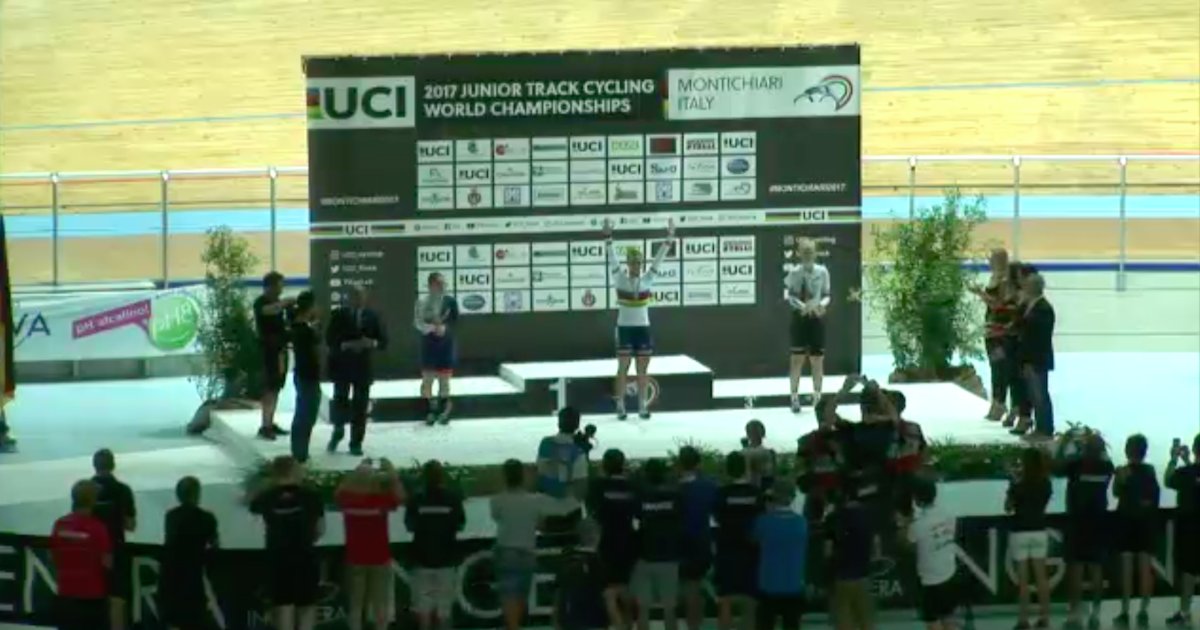 FFCyclisme's tweet photo. SUPERBE ! @gros_mathilde est championne du monde Juniors de vitesse ! 🇫🇷🥇🌈 #Montichiari2017 https://t.co/usIOGqi5a3