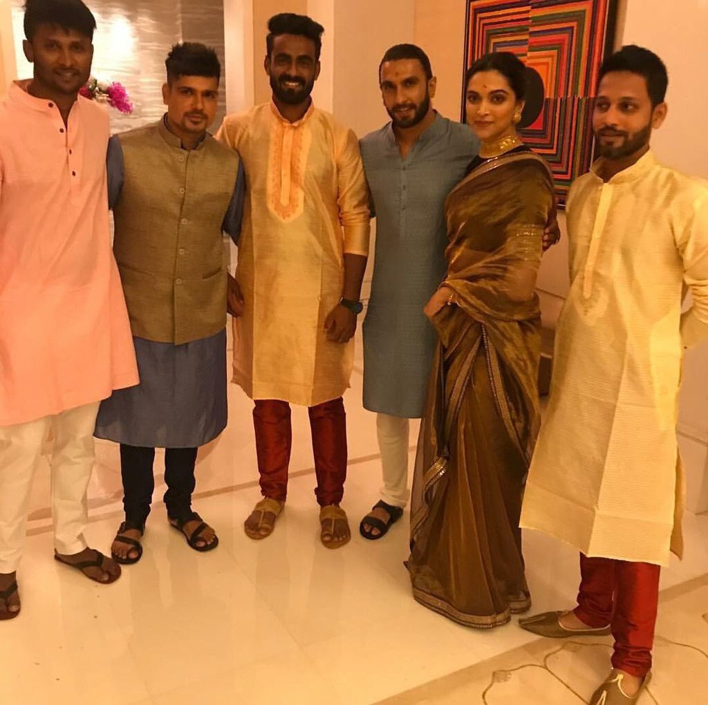 Ganesh Chaturthi Outfit Ideas Bollywood Celebs Inspired Traditional Dress  Ideas To Look Graceful on Ganesh Chaturthi 2021| Festive Vibes: बॉलिवुड  सितारों से लें inspiration और इस गणेश चतुर्थी पर इन स्टाइल ...