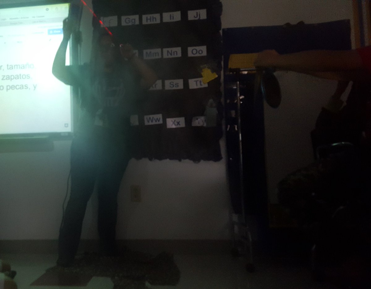 MaestraRivas's tweet photo. #flyinghigh #bisdreambig #somosbilingües #MissRivasclass #laser #whybisd #havingfuninscience #ciencias https://t.co/Q8IiYE8xW5