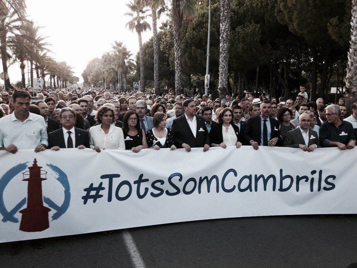 AdaColau's tweet photo. Barcelona amb #Cambrils, a la manifestació en rebuig dels atemptats. 
#TotsSomCambrils i #NoTenimPor https://t.co/mwcdv6vacA