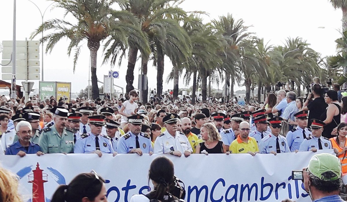 AdaColau's tweet photo. Barcelona amb #Cambrils, a la manifestació en rebuig dels atemptats. 
#TotsSomCambrils i #NoTenimPor https://t.co/mwcdv6vacA