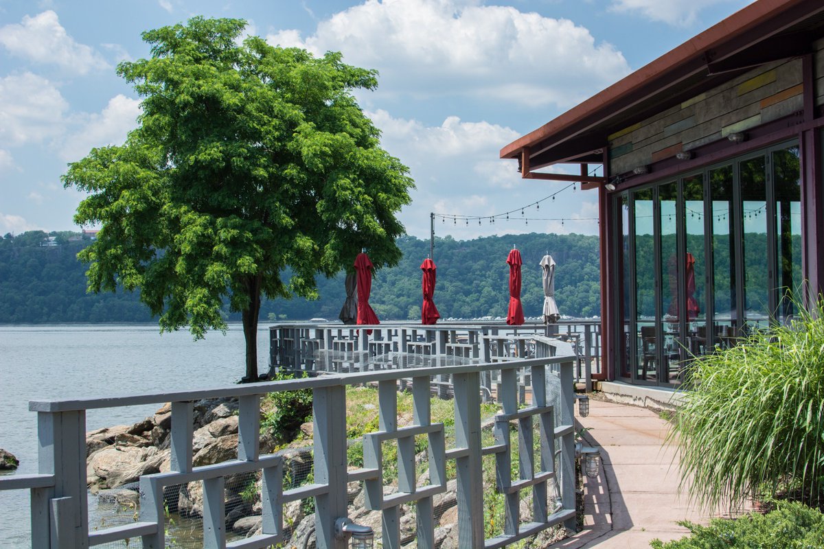 The path that leads to a perfect Friday. 🌞 #LaMarinaNYC 

#friday #tgif #weekend #nyc #staycation #hudsonriver #views #perfect #summer #love